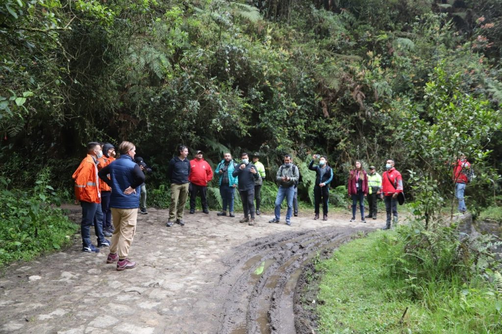 Personas en caminata ecológica. Foto OPEL Servicio Social Ambiental