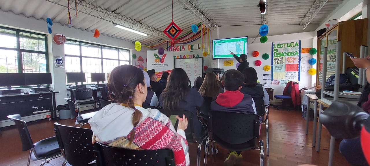 Estudiantes conocen el Visor Geográfico Ambiental. Foto Gobierno Abierto de Bogotá