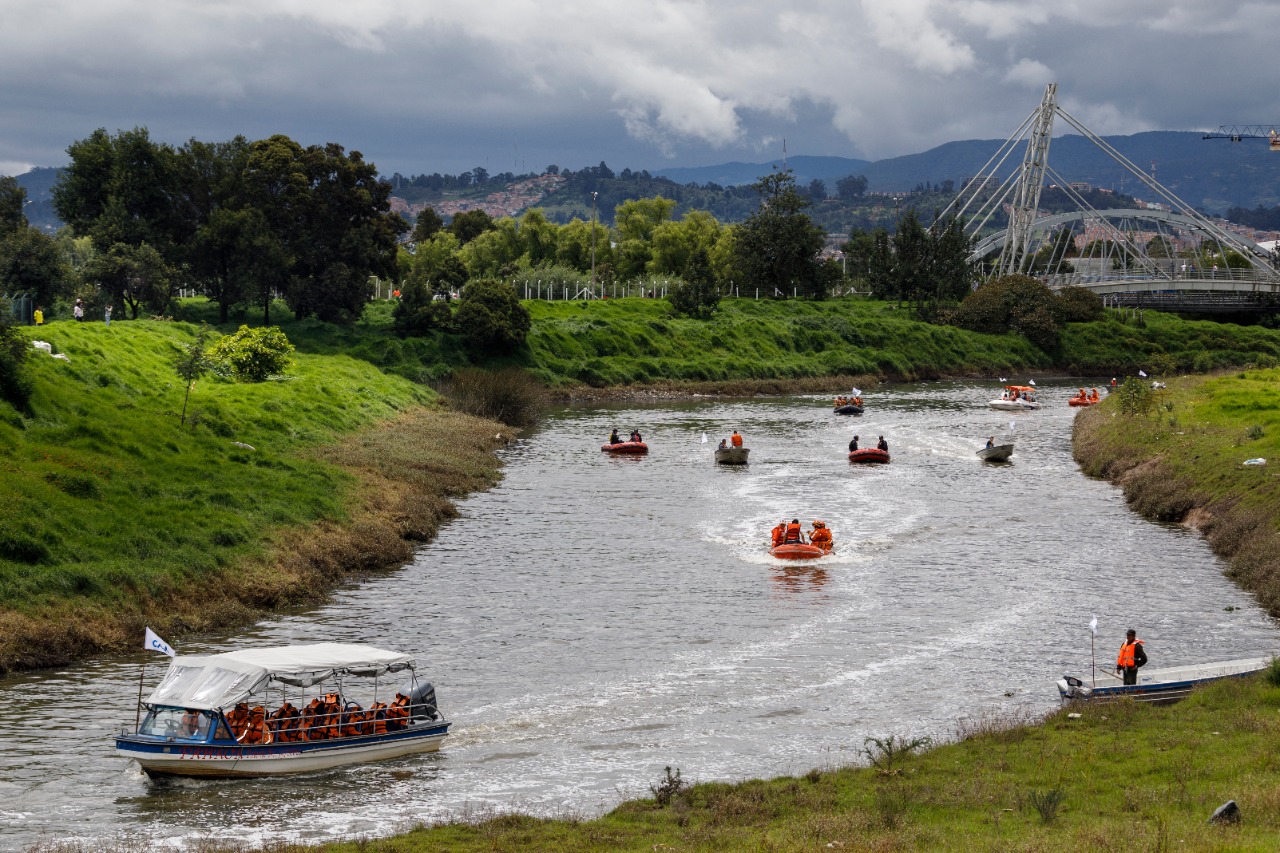 Navegar por el Río Bogotá. Foto CAR
