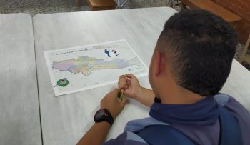 Estudiantes de Ciudad Bolívar interactúan con el material pedagógico del OAB. 