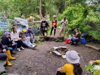 Jornada de reconocimiento del Bosque Urbano Brazo Salitre el 16 de marzo de 2025, haciendo una reflexión en la Huerta comunitaria Muyso, foto tomada por Edilma Garzón Alfonso