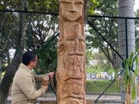 Miguel Salinas Páez haciendo tallado en madera: foto OAB