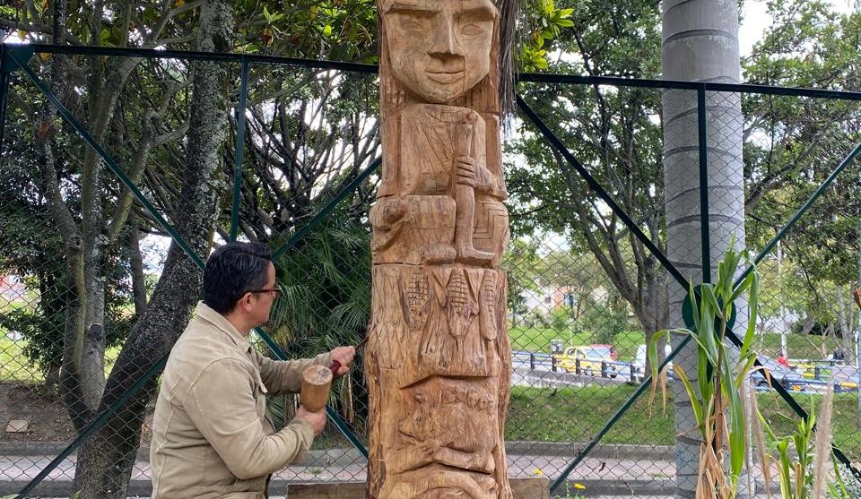 Miguel Salinas Páez haciendo tallado en madera: foto OAB